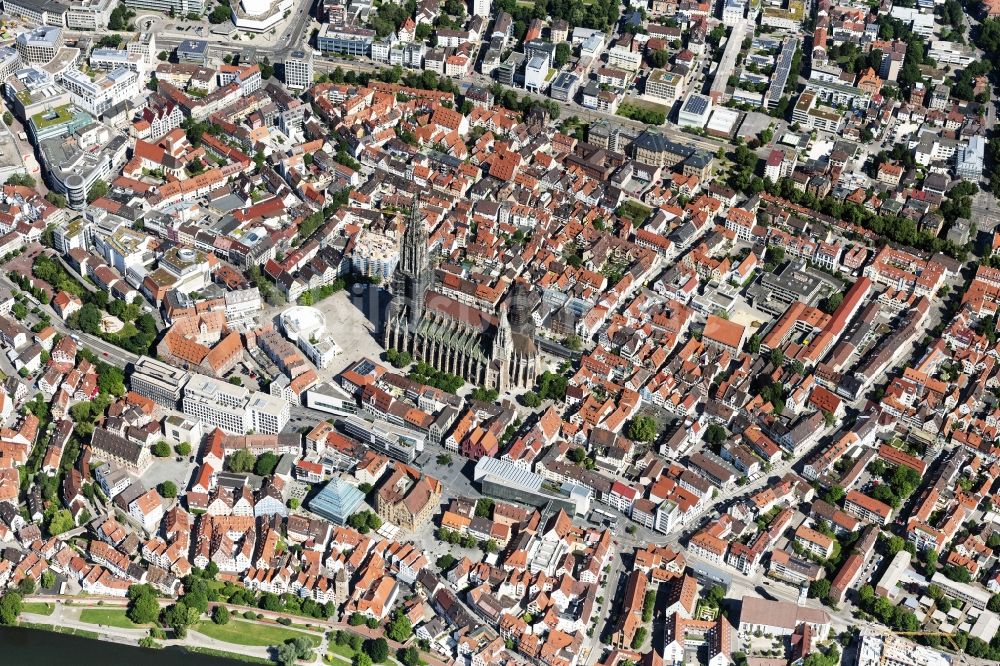 Ulm von oben - Stadtansicht des Innenstadtbereiches mit Ulmer Münster in Ulm im Bundesland Baden-Württemberg, Deutschland