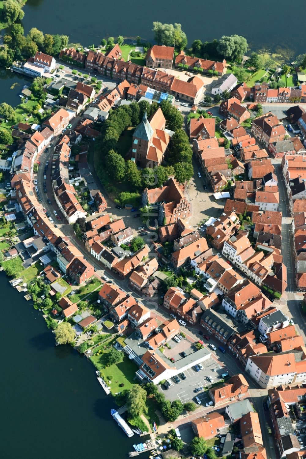 Mölln von oben - Stadtansicht des Innenstadtbereiches zwischen Stadtsee und Schulsee in Mölln im Bundesland Schleswig-Holstein