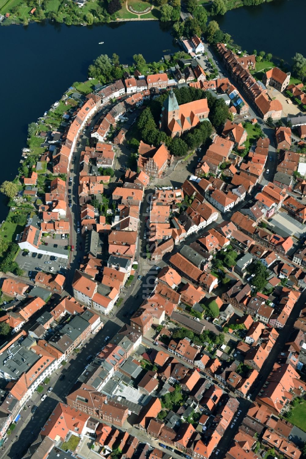 Luftaufnahme Mölln - Stadtansicht des Innenstadtbereiches zwischen Stadtsee und Schulsee in Mölln im Bundesland Schleswig-Holstein