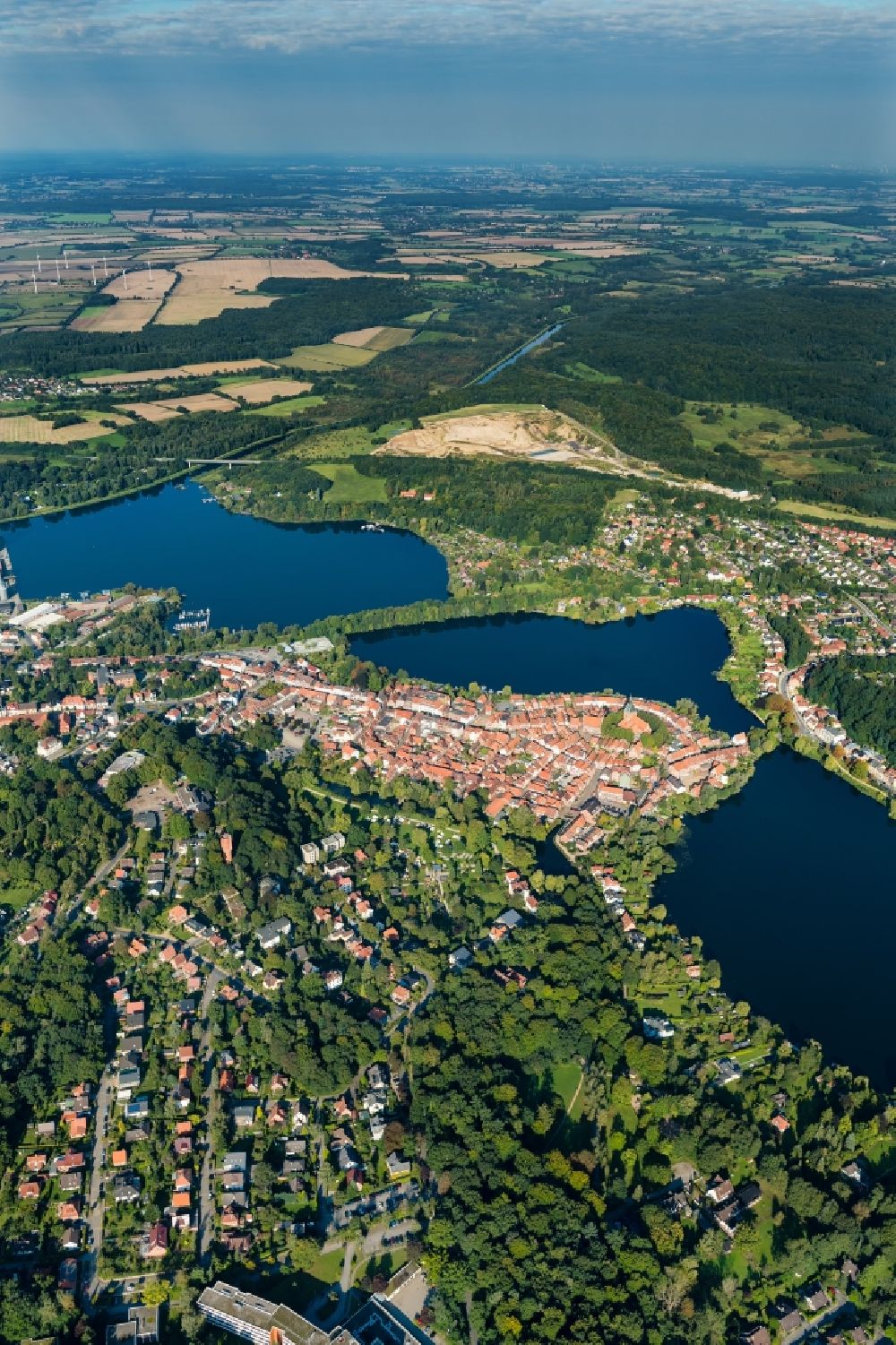 Luftaufnahme Mölln - Stadtansicht des Innenstadtbereiches zwischen Stadtsee und Schulsee in Mölln im Bundesland Schleswig-Holstein