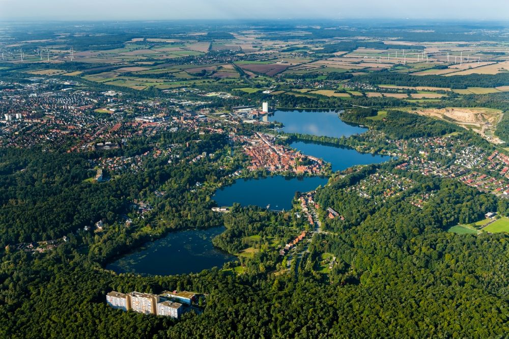 Mölln von oben - Stadtansicht des Innenstadtbereiches zwischen Stadtsee und Schulsee in Mölln im Bundesland Schleswig-Holstein