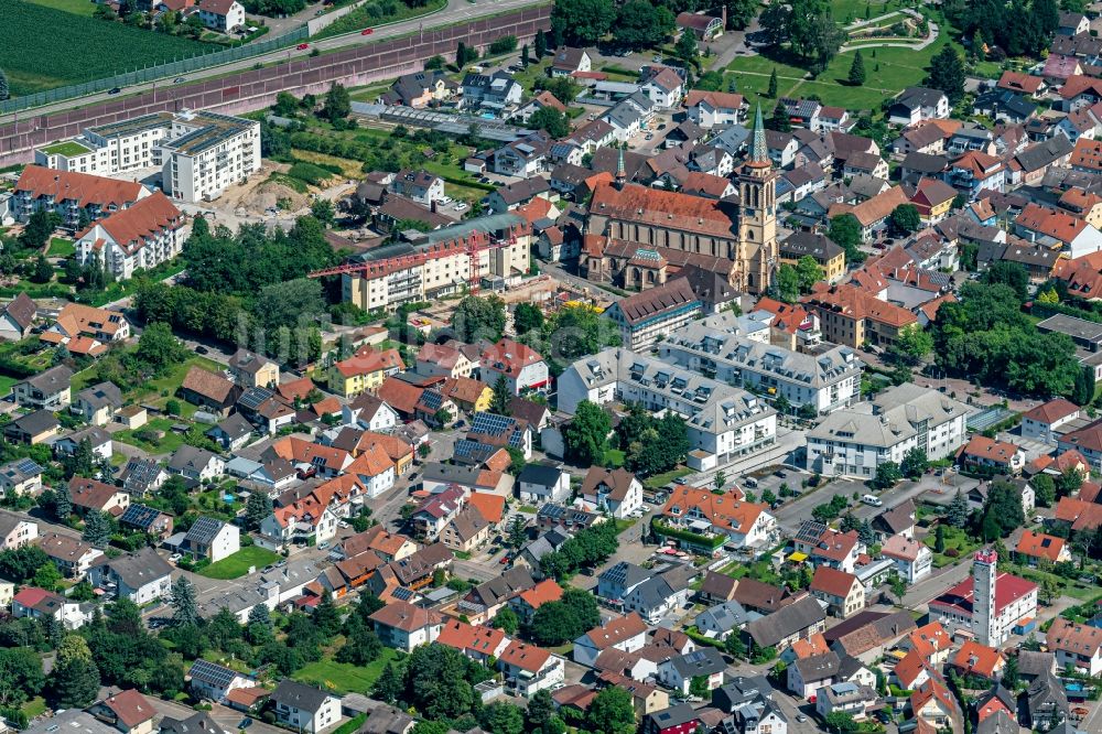 Sinzheim von oben - Stadtansicht mit Kirche vom Innenstadtbereich in Sinzheim im Bundesland Baden-Württemberg, Deutschland