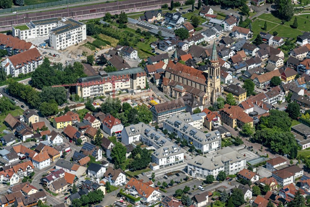 Sinzheim aus der Vogelperspektive: Stadtansicht mit Kirche vom Innenstadtbereich in Sinzheim im Bundesland Baden-Württemberg, Deutschland