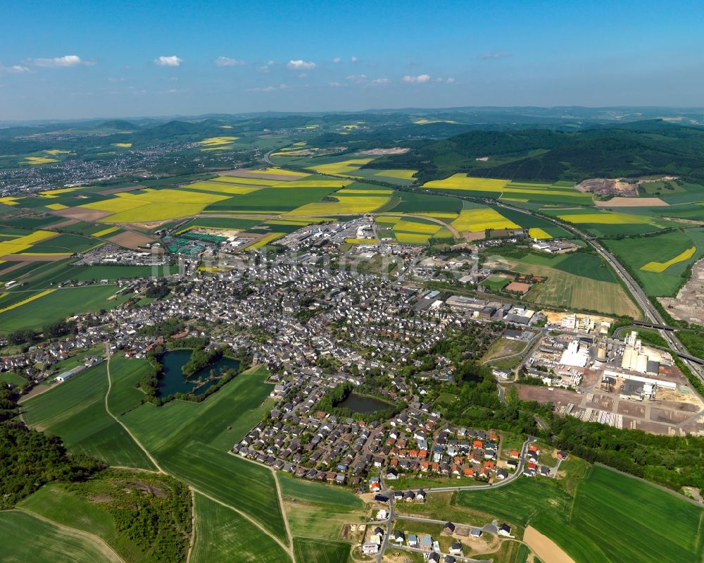 Luftbild Kruft - Stadtansicht von Kruft an der BAB61 im Bundesland Rheinland-Pfalz