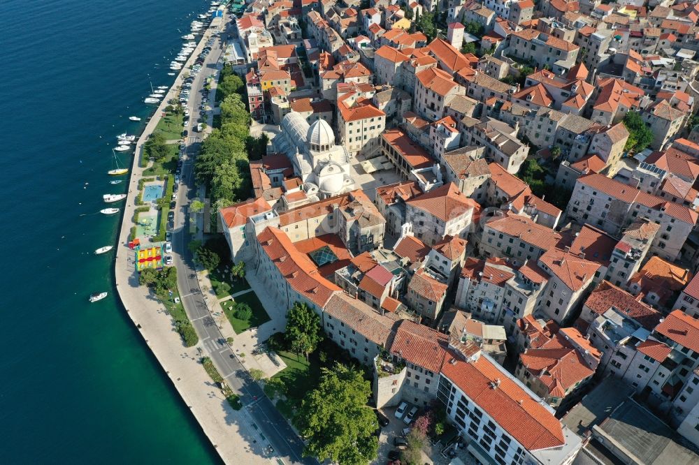 Luftaufnahme Sibenik - Stadtansicht am Küstenbereich Adriatisches Meer in Sibenik in Sibensko-kninska zupanija, Kroatien