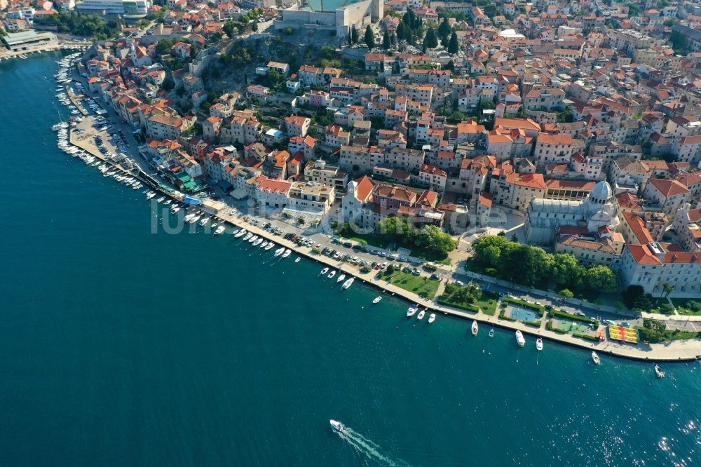 Sibenik von oben - Stadtansicht am Küstenbereich Adriatisches Meer in Sibenik in Sibensko-kninska zupanija, Kroatien