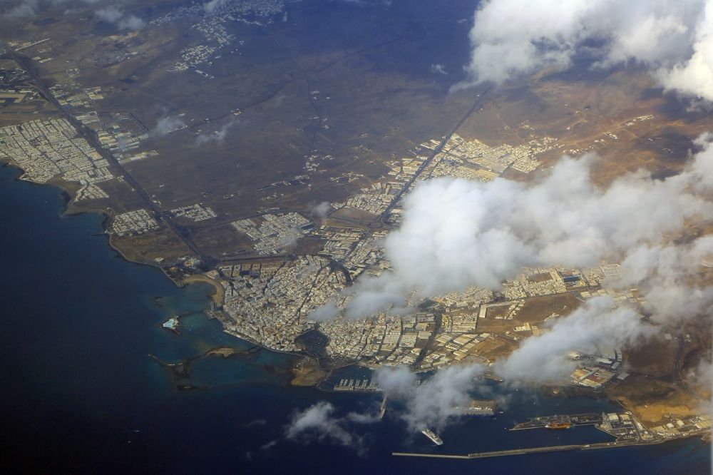 Luftbild Arrecife - Stadtansicht am Küstenbereich des Atlantik in Arrecife auf Lanzarote in Canarias, Spanien