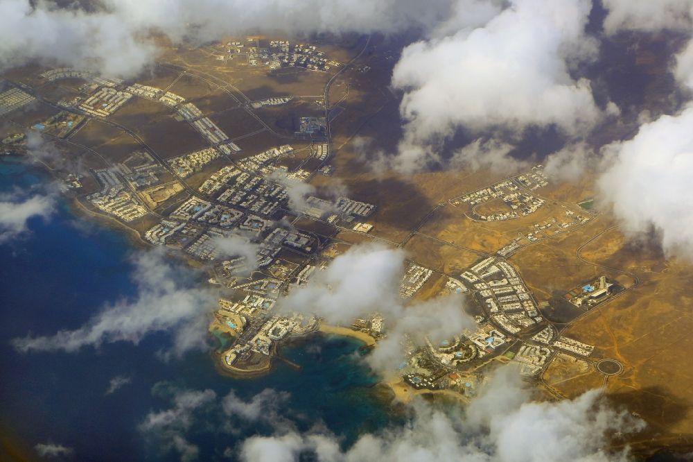 Costa Teguise aus der Vogelperspektive: Stadtansicht am Küstenbereich des Atlantik in Costa Teguise auf Lanzarote in Canarias, Spanien