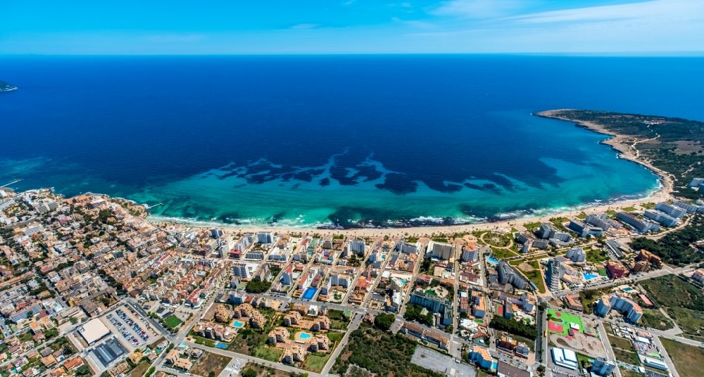Luftbild Sant Llorenc des Cardassar - Stadtansicht am Küstenbereich in der Bucht Badia de Son Servera in Sant Llorenc des Cardassar in Balearische Insel Mallorca, Spanien