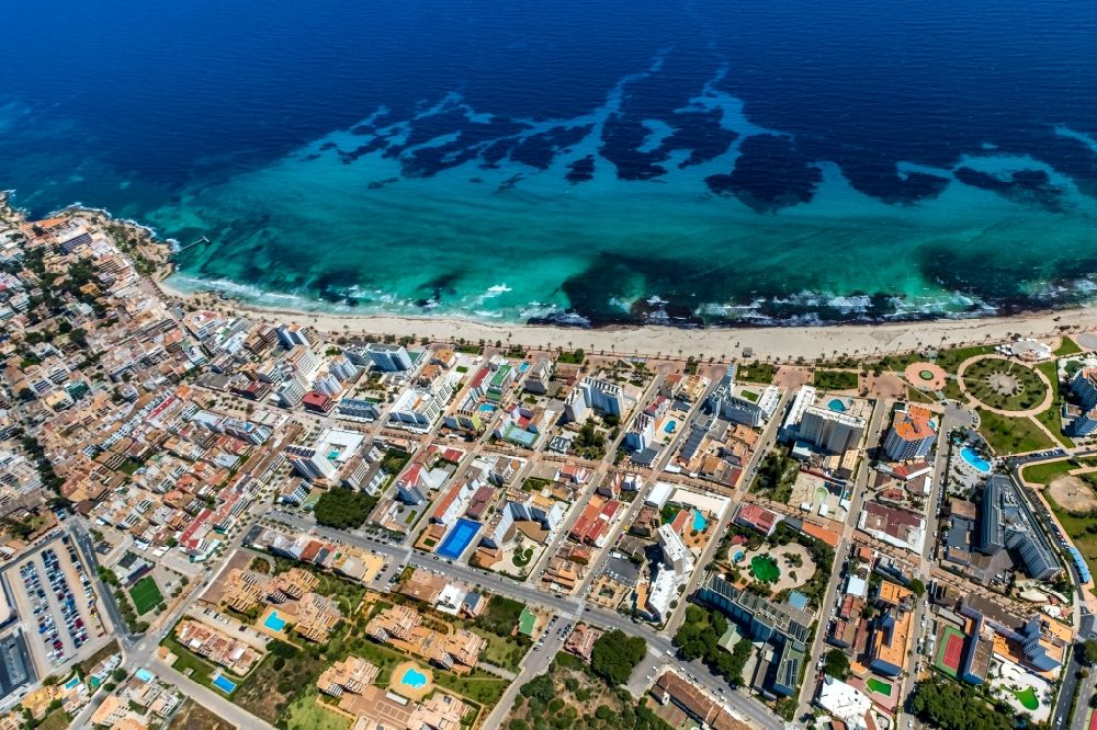 Luftaufnahme Sant Llorenc des Cardassar - Stadtansicht am Küstenbereich in der Bucht Badia de Son Servera in Sant Llorenc des Cardassar in Balearische Insel Mallorca, Spanien