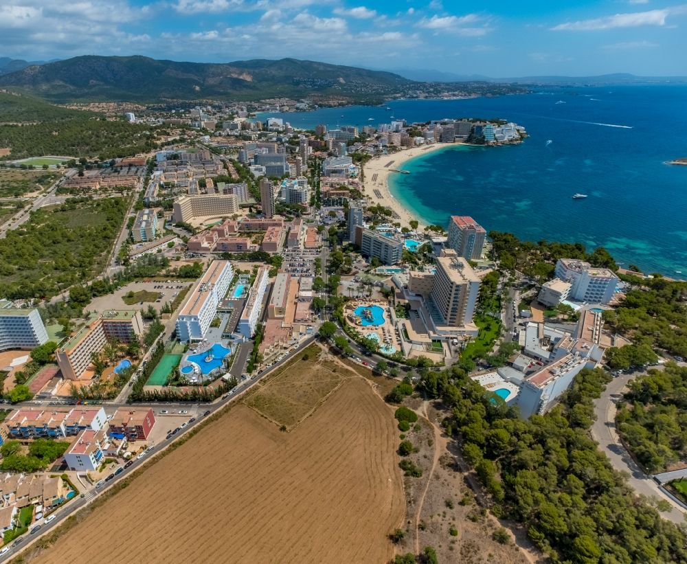 Luftbild Calvia - Stadtansicht am Küstenbereich der Bucht am Sandstrand Platja de Magaluf mit den hiesigen Hotels in Calvia in Balearische Insel Mallorca, Spanien