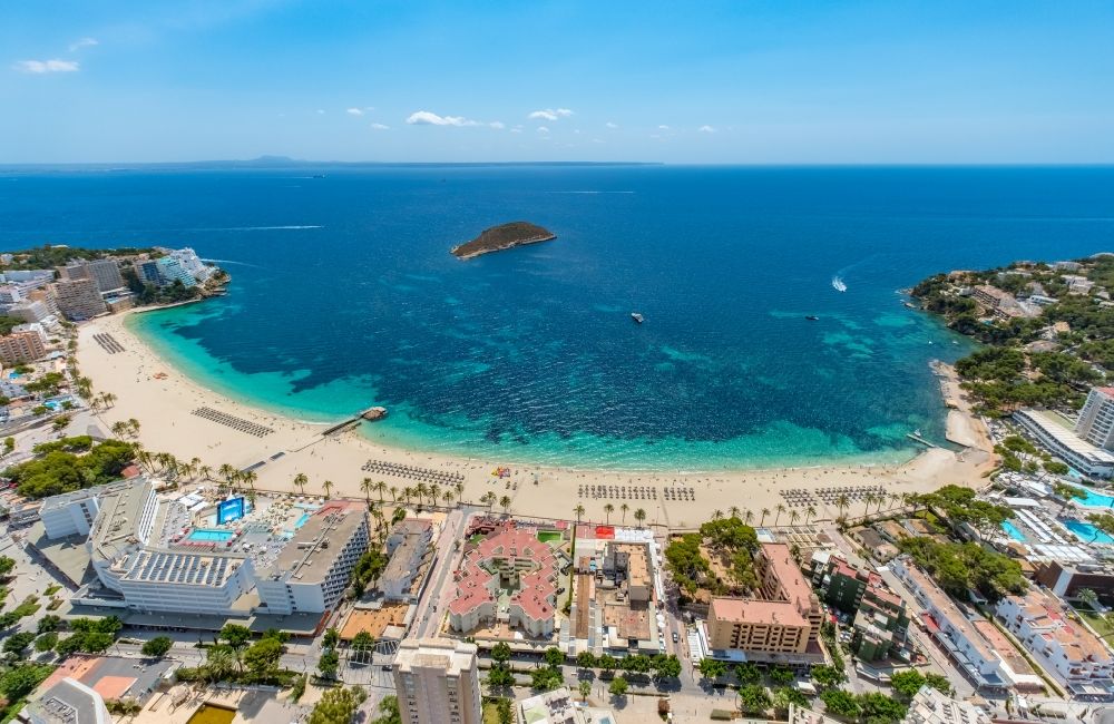 Calvia von oben - Stadtansicht am Küstenbereich der Bucht am Sandstrand Platja de Magaluf mit den hiesigen Hotels in Calvia in Balearische Insel Mallorca, Spanien