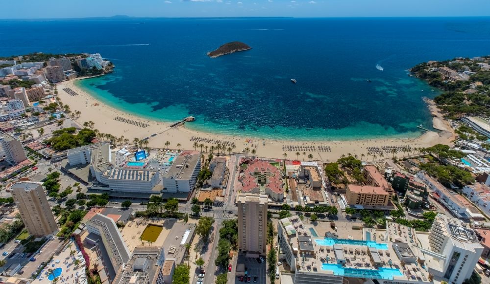 Calvia aus der Vogelperspektive: Stadtansicht am Küstenbereich der Bucht am Sandstrand Platja de Magaluf mit den hiesigen Hotels in Calvia in Balearische Insel Mallorca, Spanien