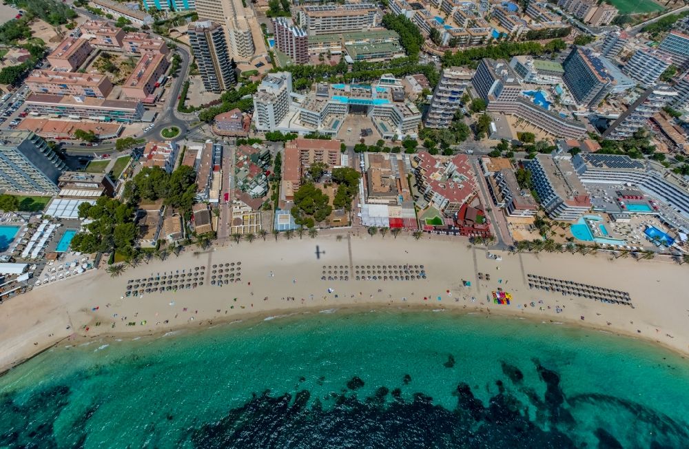 Luftbild Calvia - Stadtansicht am Küstenbereich der Bucht am Sandstrand Platja de Magaluf mit den hiesigen Hotels in Calvia in Balearische Insel Mallorca, Spanien