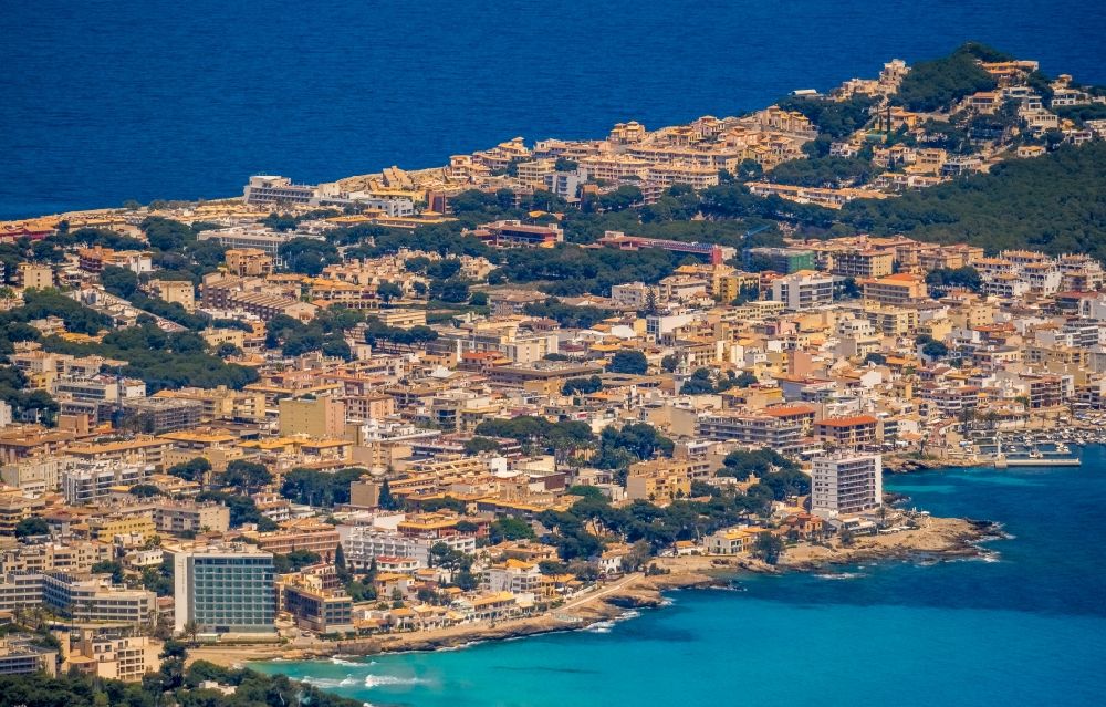 Cala Rajada von oben - Stadtansicht am Küstenbereich in Cala Rajada in Islas Baleares, Spanien