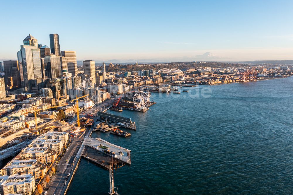 Luftbild Seattle - Stadtansicht am Küstenbereich Downtown Seattle in Seattle in Washington, USA