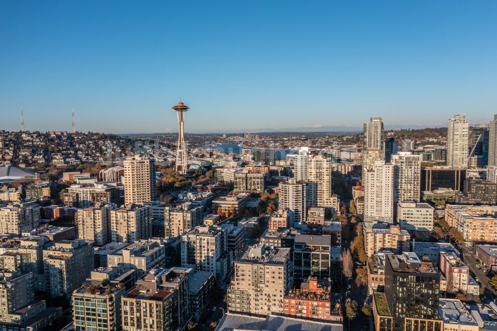 Luftaufnahme Seattle - Stadtansicht am Küstenbereich Downtown Seattle in Seattle in Washington, USA