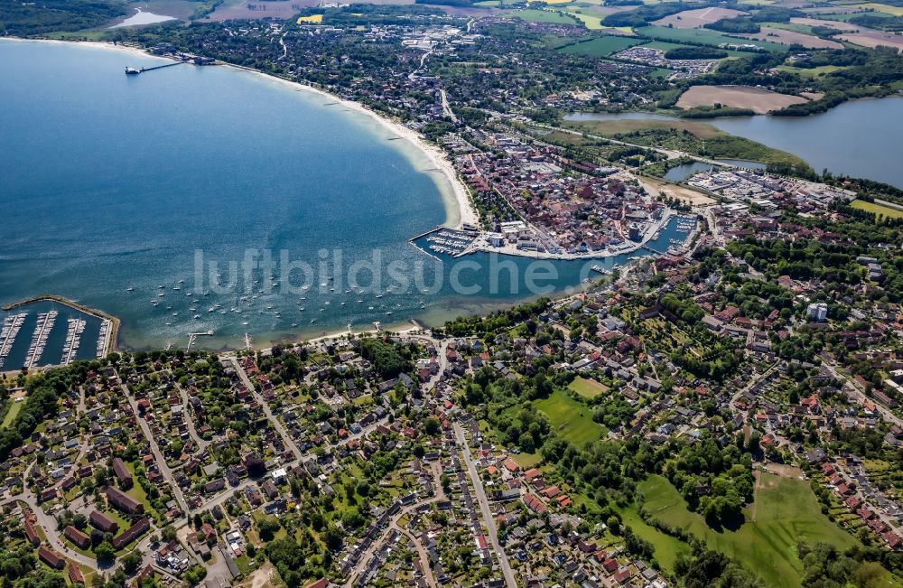 Luftaufnahme Eckernförde - Stadtansicht am Küstenbereich in Eckernförde im Bundesland Schleswig-Holstein, Deutschland