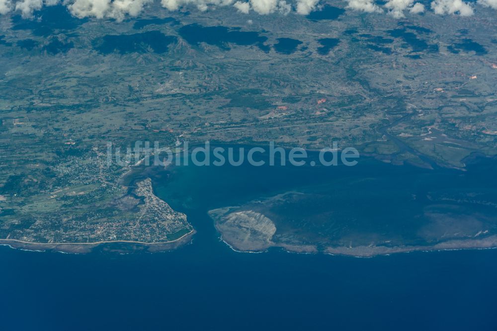 Luftbild Vohemar - Stadtansicht am Küstenbereich Indian Ocean in Vohemar in Sava, Madagaskar