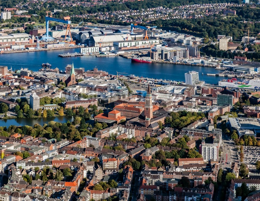 Luftbild Kiel - Stadtansicht am Küstenbereich der Kieler Förde in Kiel im Bundesland Schleswig-Holstein, Deutschland