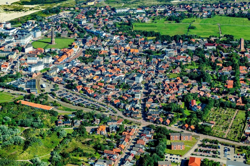Borkum aus der Vogelperspektive: Stadtansicht am Küstenbereich der Nordsee in Borkum im Bundesland Niedersachsen, Deutschland