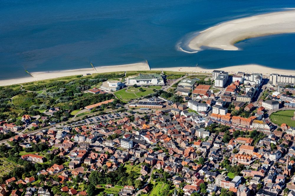 Borkum aus der Vogelperspektive: Stadtansicht am Küstenbereich der Nordsee in Borkum im Bundesland Niedersachsen, Deutschland