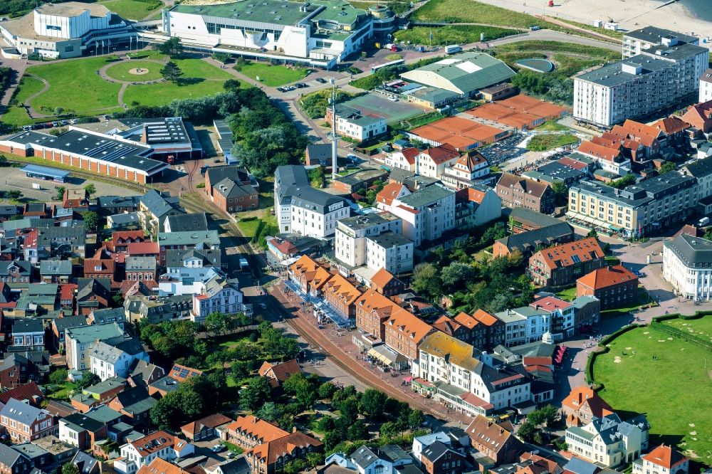 Borkum von oben - Stadtansicht am Küstenbereich der Nordsee in Borkum im Bundesland Niedersachsen, Deutschland