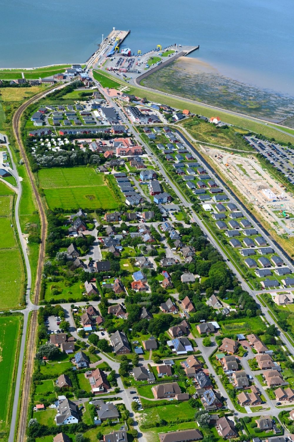 Luftaufnahme Dagebüll - Stadtansicht am Küstenbereich der Nordsee in Dagebüll im Bundesland Schleswig-Holstein, Deutschland