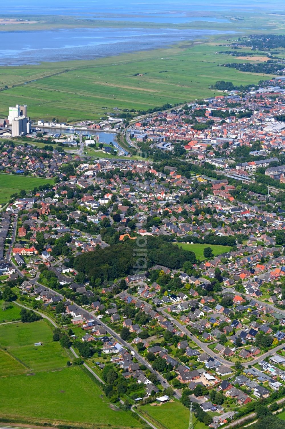 Husum von oben - Stadtansicht am Küstenbereich der Nordsee in Husum im Bundesland Schleswig-Holstein, Deutschland