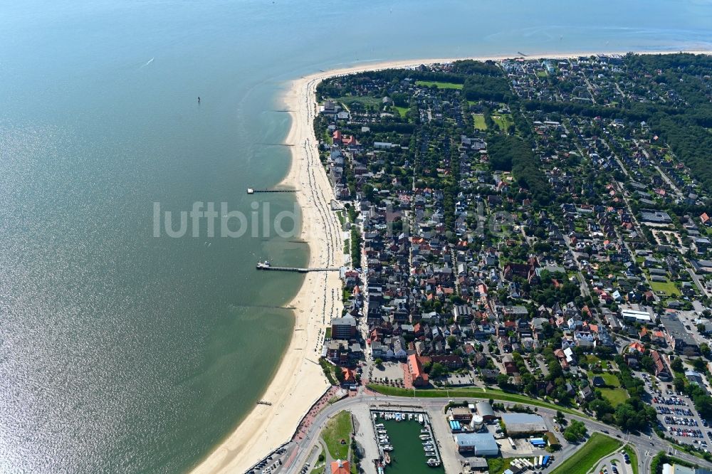 Luftaufnahme Wyk auf Föhr - Stadtansicht am Küstenbereich der Nordsee in Wyk auf Föhr im Bundesland Schleswig-Holstein, Deutschland