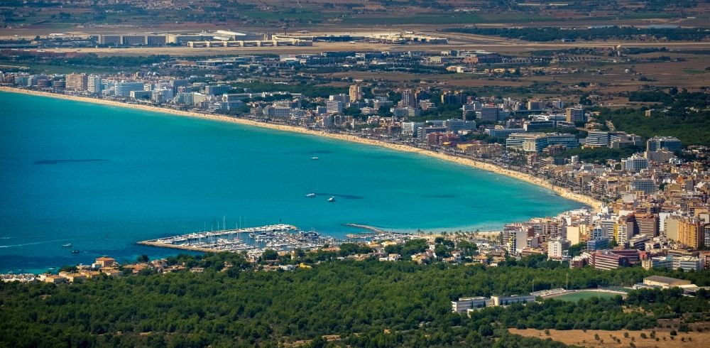Palma von oben - Stadtansicht am Küstenbereich im Ortsteil Platja de Palma in Palma in Balearische Insel Mallorca, Spanien