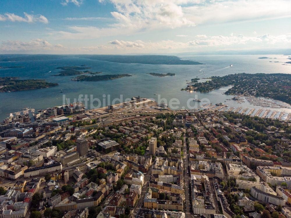 Luftaufnahme Oslo - Stadtansicht am Küstenbereich des Oslofjord im Ortsteil Sentrum in Oslo in Norwegen