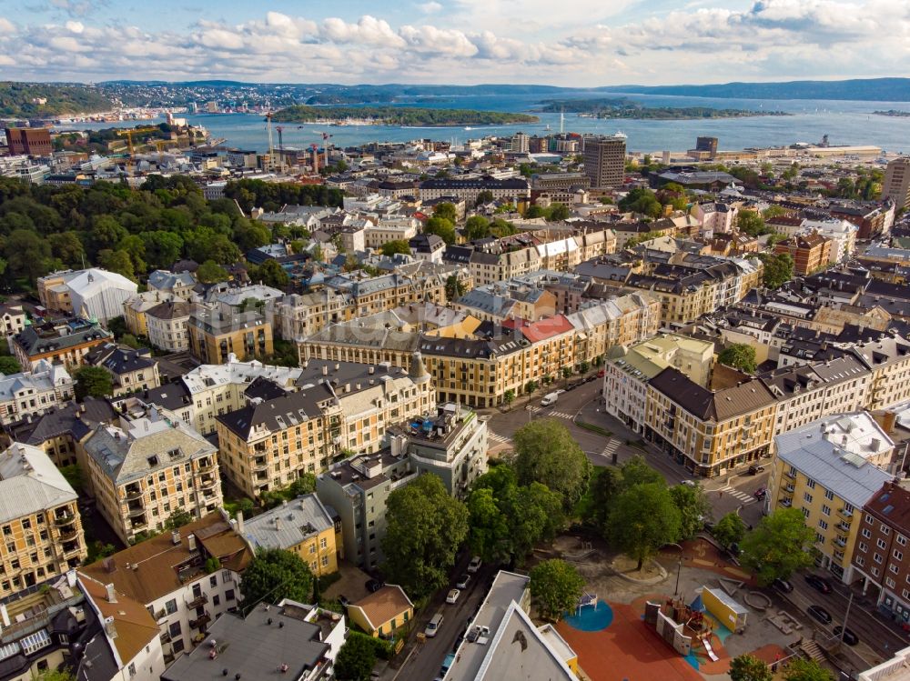 Oslo aus der Vogelperspektive: Stadtansicht am Küstenbereich des Oslofjord im Ortsteil Sentrum in Oslo in Norwegen