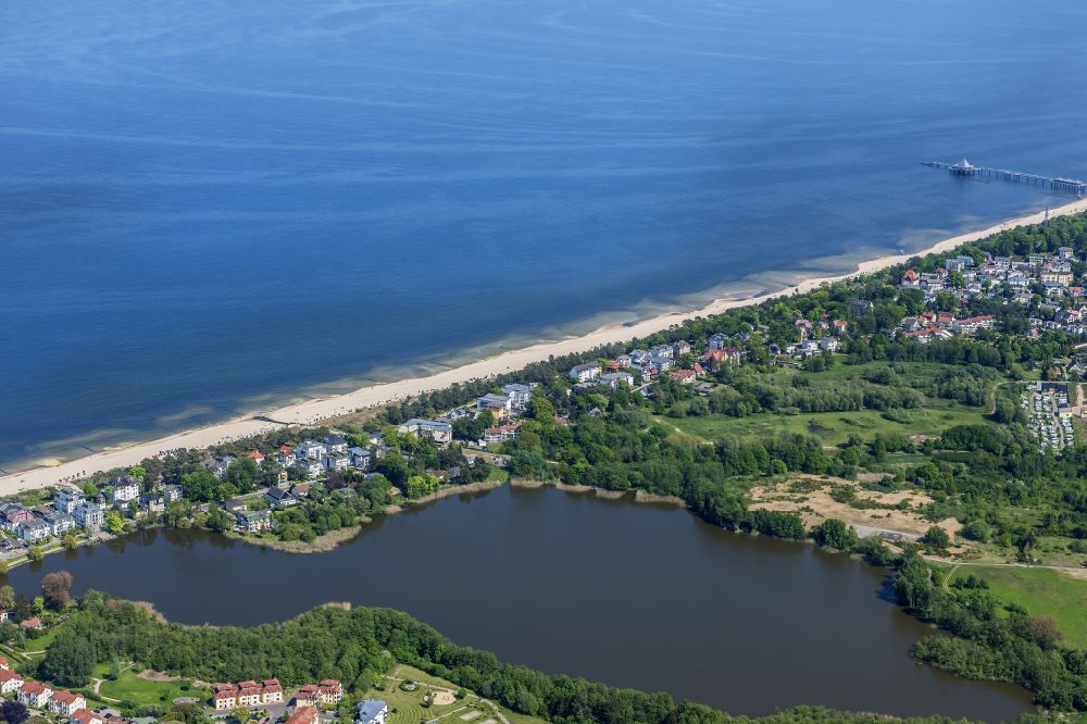 Bansin aus der Vogelperspektive: Stadtansicht am Küstenbereich der Ostsee in Bansin im Bundesland Mecklenburg-Vorpommern, Deutschland