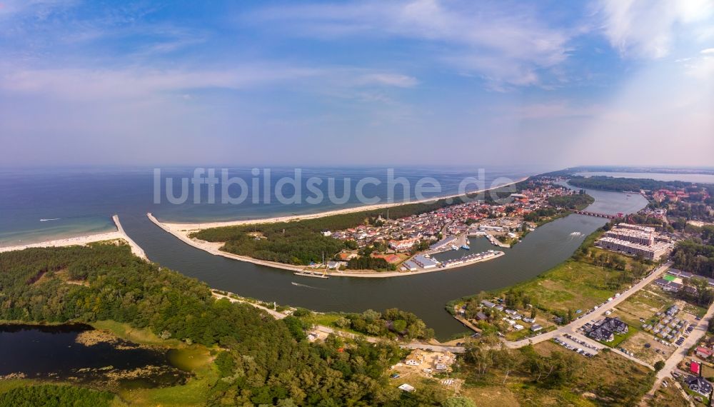 Luftaufnahme Dziwnow - Stadtansicht am Küstenbereich der Ostsee in Dziwnow in Zachodniopomorskie, Polen