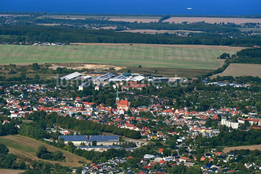 Luftaufnahme Kröpelin - Stadtansicht am Küstenbereich der Ostsee in Kröpelin im Bundesland Mecklenburg-Vorpommern, Deutschland