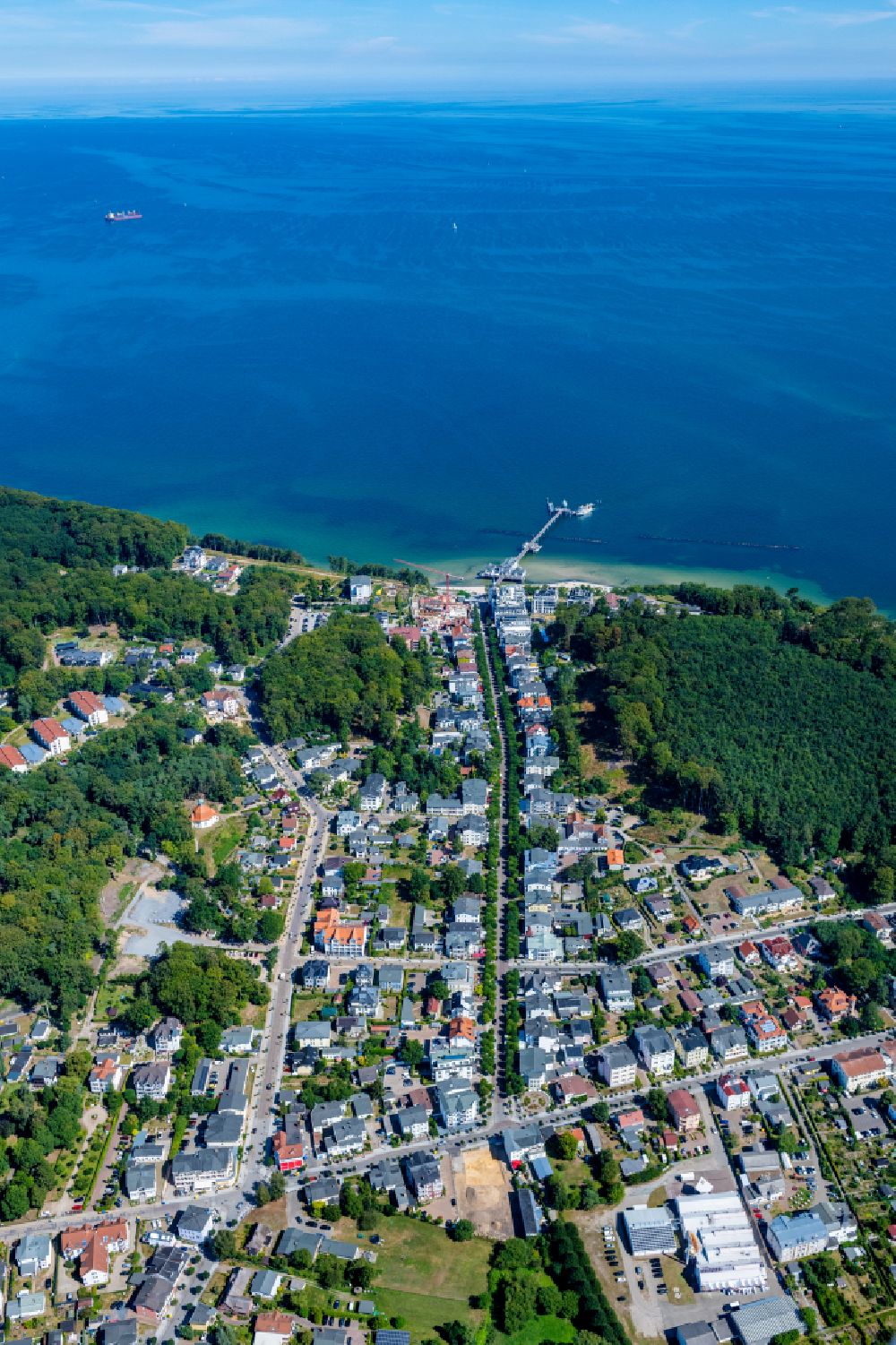 Luftaufnahme Ostseebad Sellin - Stadtansicht am Küstenbereich der Ostsee in Ostseebad Sellin im Bundesland Mecklenburg-Vorpommern, Deutschland