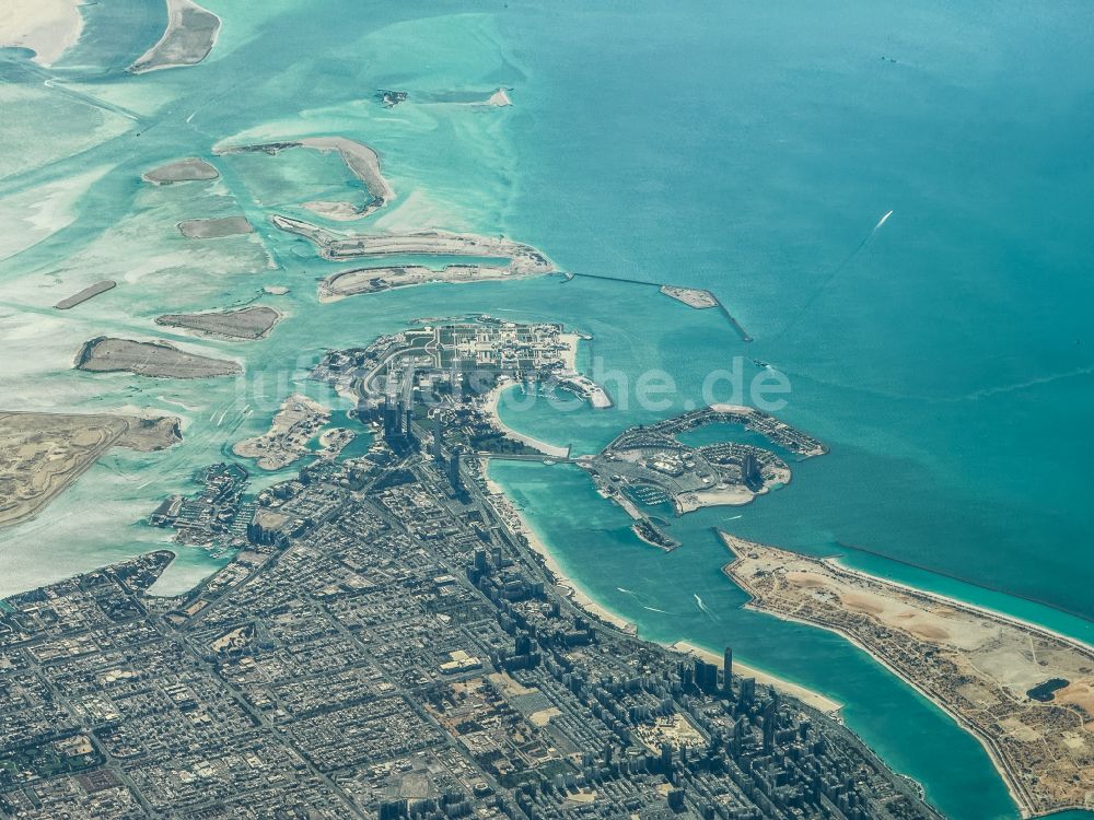 Abu Dhabi von oben - Stadtansicht am Küstenbereich Persischer Golf in Abu Dhabi in Vereinigte Arabische Emirate