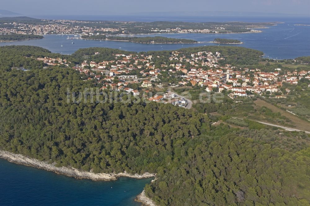 Luftaufnahme Premantura - Stadtansicht am Küstenbereich in Premantura in Istirien - Istarska zupanija, Kroatien