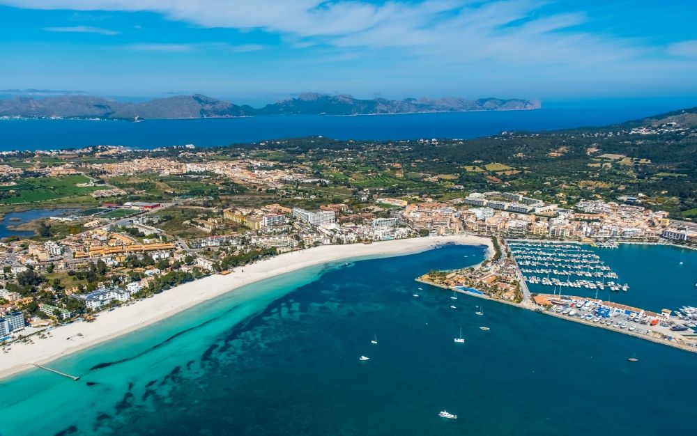 Luftaufnahme Alcudia - Stadtansicht am Küstenbereich am Strand von Alcudia in Alcudia in Balearische Insel Mallorca, Spanien