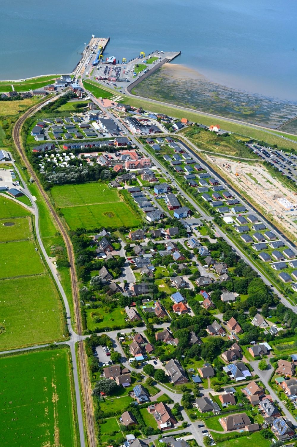 Luftbild Dagebüll - Stadtansicht am Küstenbereich der Nordsee in Dagebüll im Bundesland Schleswig-Holstein, Deutschland