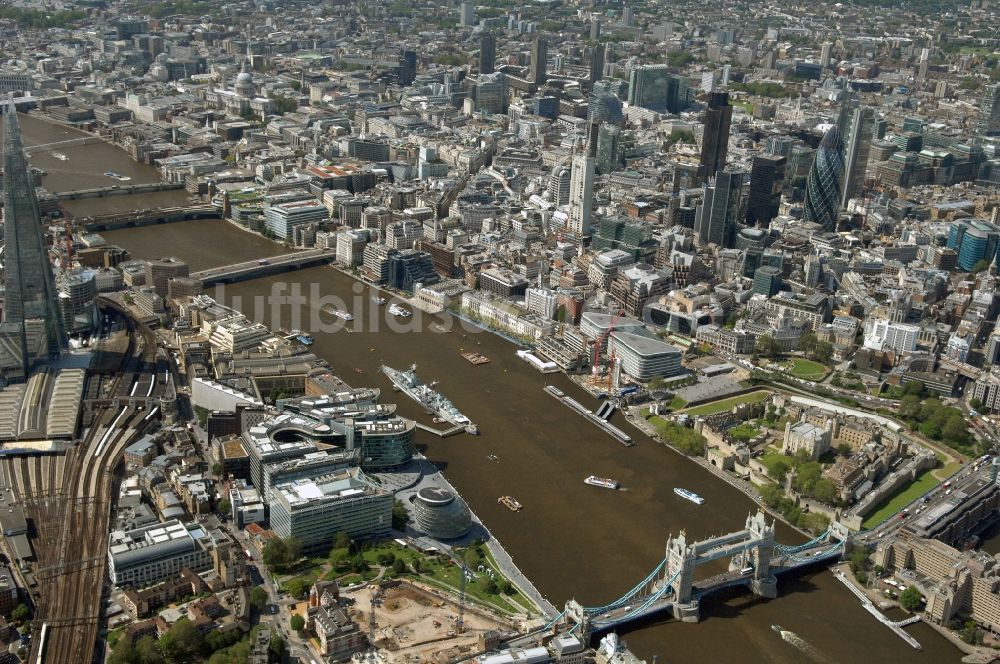 London von oben - Stadtansicht der Londoner Innenstadt an der Tower Bridge entlang den Ufern der Themse