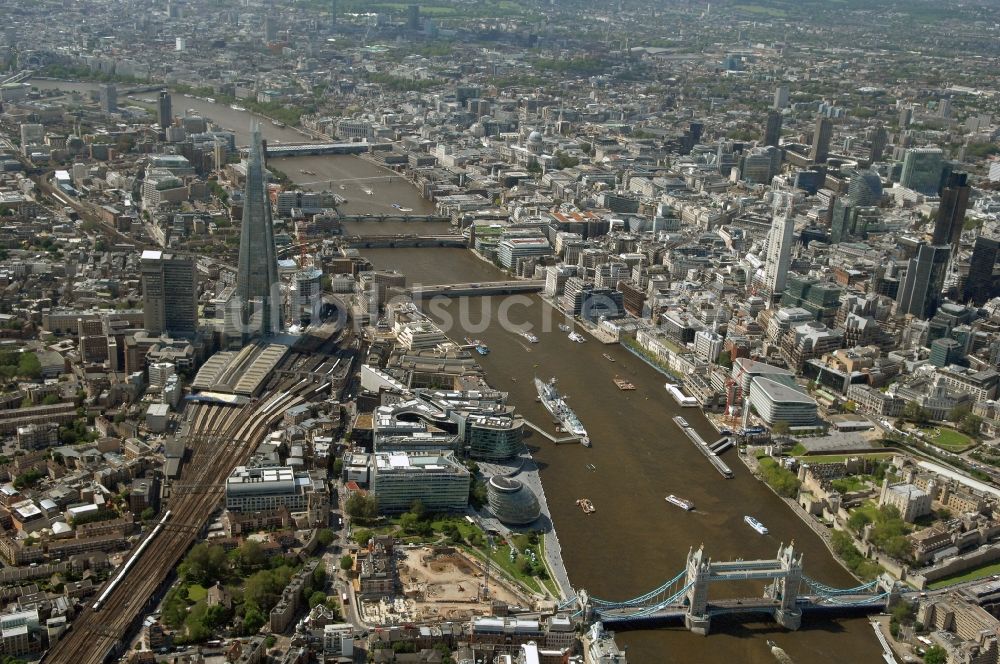 London aus der Vogelperspektive: Stadtansicht der Londoner Innenstadt an der Tower Bridge entlang den Ufern der Themse