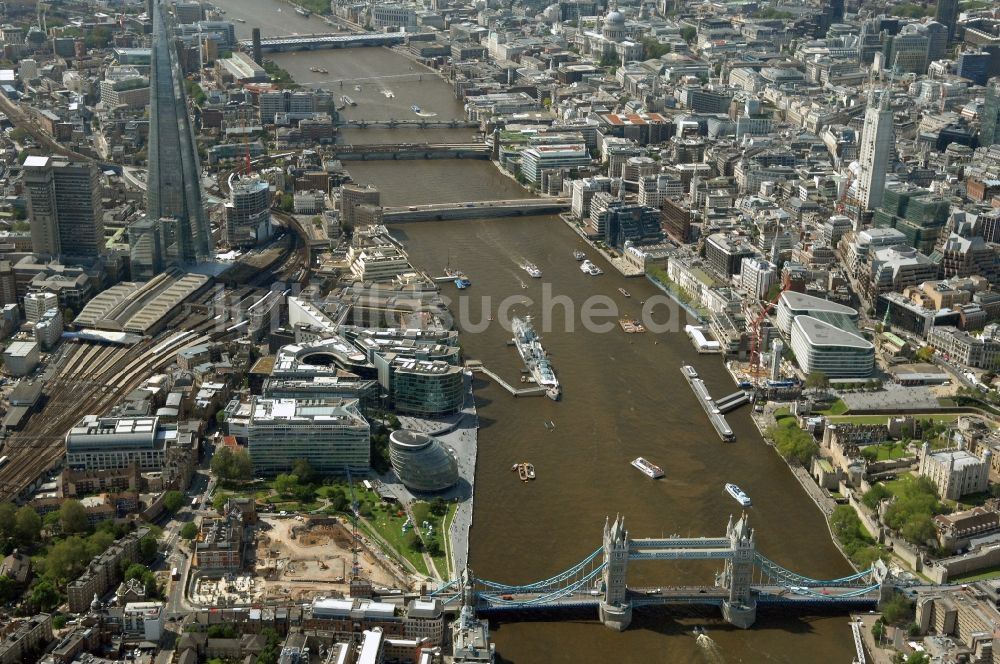 Luftbild London - Stadtansicht der Londoner Innenstadt an der Tower Bridge entlang den Ufern der Themse