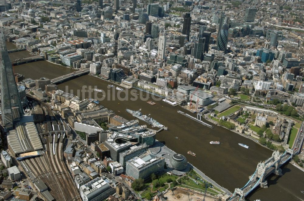 Luftaufnahme London - Stadtansicht der Londoner Innenstadt an der Tower Bridge entlang den Ufern der Themse