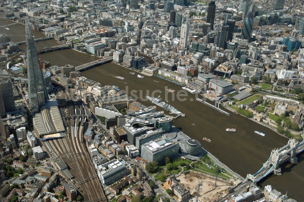 London von oben - Stadtansicht der Londoner Innenstadt an der Tower Bridge entlang den Ufern der Themse