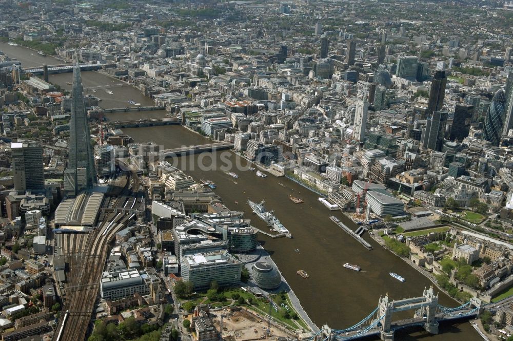 London aus der Vogelperspektive: Stadtansicht der Londoner Innenstadt an der Tower Bridge entlang den Ufern der Themse