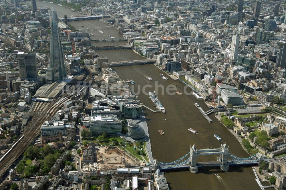 Luftbild London - Stadtansicht der Londoner Innenstadt an der Tower Bridge entlang den Ufern der Themse