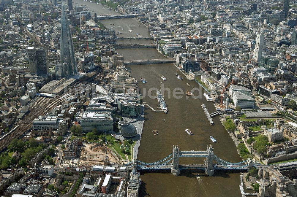 Luftaufnahme London - Stadtansicht der Londoner Innenstadt an der Tower Bridge entlang den Ufern der Themse