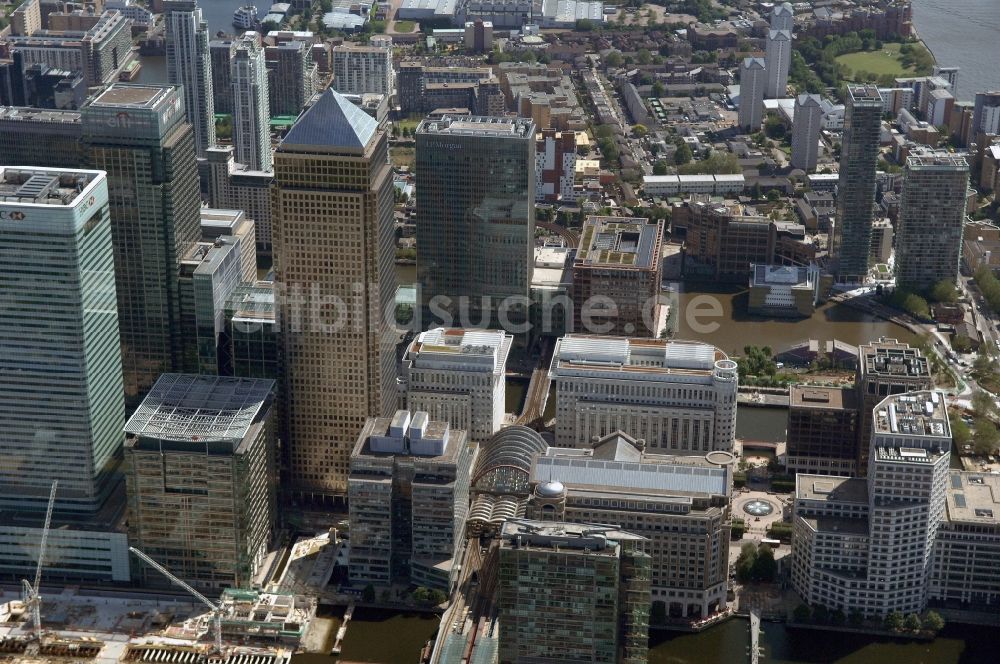 Luftbild London - Stadtansicht vom Londoner Stadtteil Isle of Dogs, dem Bankenviertel und Finanzzentrum der Themsestadt